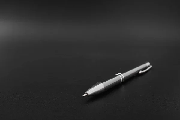 Металлическая Шариковая Ручка Черном Фоне — стоковое фото