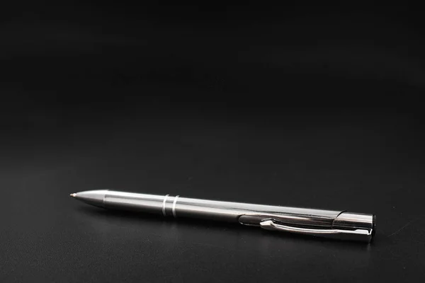 Metalowy Długopis Czarnym Tle — Zdjęcie stockowe