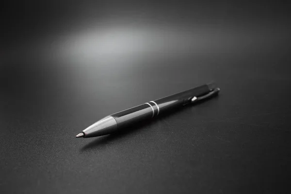 黒の背景に金属製ボールペン — ストック写真