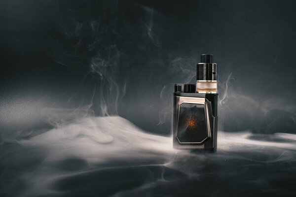 современные электронные сигареты на черном фоне
