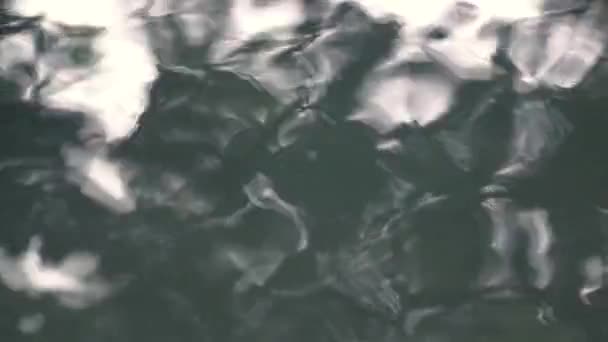 Ondulations, cercles d'eau. petits mouvements d'eau abstraits .