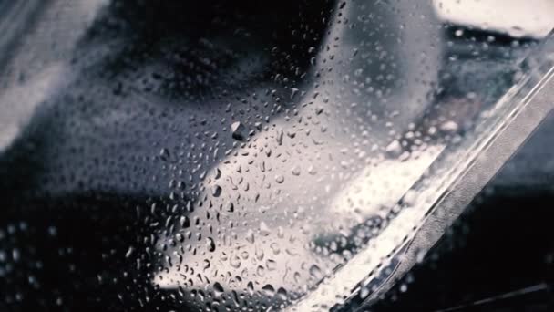 Regentropfen Auf Der Porösen Oberfläche Der Scheinwerfer — Stockvideo