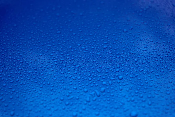 Chuva Cai Sobre Uma Superfície Lisa Azul — Fotografia de Stock