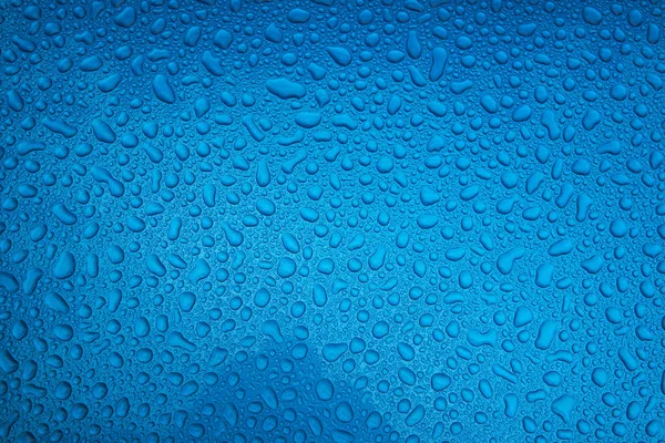 Chuva Cai Sobre Uma Superfície Lisa Azul — Fotografia de Stock