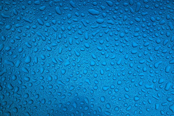 Chuva Cai Sobre Uma Superfície Lisa Azul — Fotografia de Stock