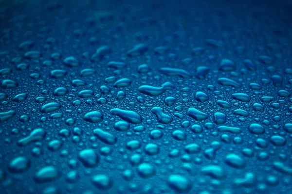 Chuva Cai Sobre Uma Superfície Lisa Azul — Fotografia de Stock