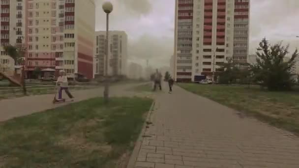 Gomel, Vitryssland - 2 juli 2018: Tid varv. panoramautsikt över staden i dåligt väder. — Stockvideo