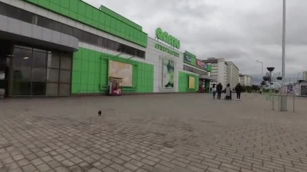 GOMEL, BELARUS - 2 de julho de 2018: voltas no tempo. vista panorâmica do centro comercial de Almi . — Vídeo de Stock