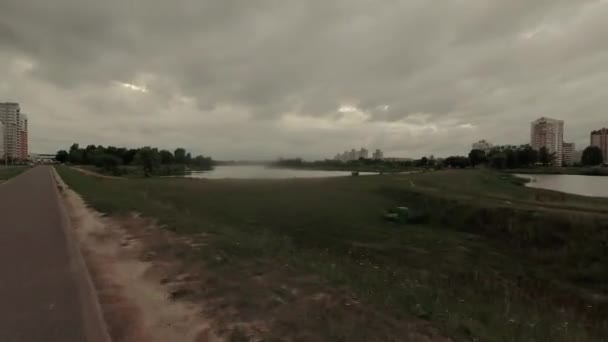 호몔, 벨라루스-2018 년 7 월 2 일: 시간 바퀴. 나쁜 날씨에 있는 도시의 파노라마 보기. — 비디오