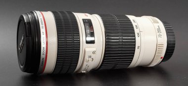 Gomel, Belarus - 2 Temmuz 2018: Objektif Canon 70-200 mm siyah bir zemin üzerine