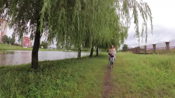 Menina sob um guarda-chuva em mau tempo . — Vídeo de Stock