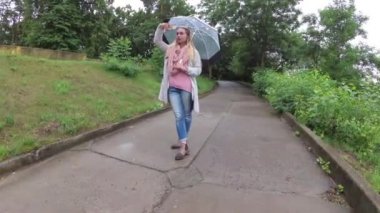 doğada bir telefon ile kız.