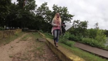 kötü havada bir şemsiye altında kız.