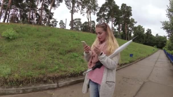 Dívka s telefonem v přírodě. — Stock video