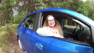 Arabadaki kız haritaya benziyor.