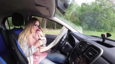 Arabadaki kız haritaya benziyor.