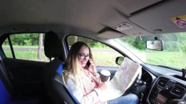 Arabadaki kız haritaya benziyor.