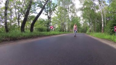 Kız yol boyunca yürüyor..