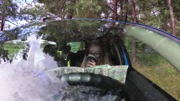 車の中で女の子を見てマップ — ストック動画