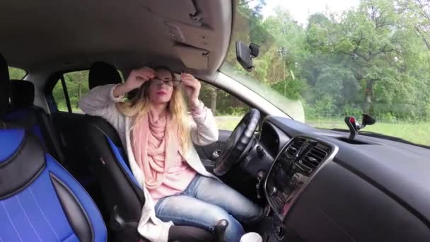 Autóban Lány Úgy Néz Térképen — Stock videók