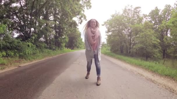 Das Mädchen Läuft Die Straße Entlang — Stockvideo