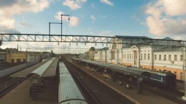 Gomel, Belarus - 4 Temmuz 2018: Trenler Gomel istasyonunda.