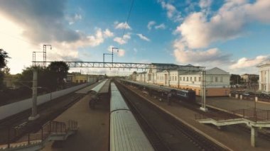 Gomel, Belarus - 4 Temmuz 2018: Trenler Gomel istasyonunda.