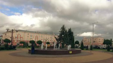 Gomel, Belarus - 4 Temmuz 2018: Çeşme İstasyon Meydanı'nda.