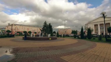 Gomel, Belarus - 4 Temmuz 2018: Çeşme İstasyon Meydanı'nda.