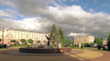 Gomel, Belarus - 4 Temmuz 2018: Çeşme İstasyon Meydanı'nda.
