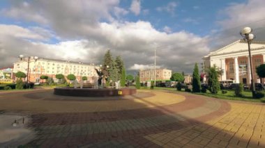 Gomel, Belarus - 4 Temmuz 2018: Çeşme İstasyon Meydanı'nda.