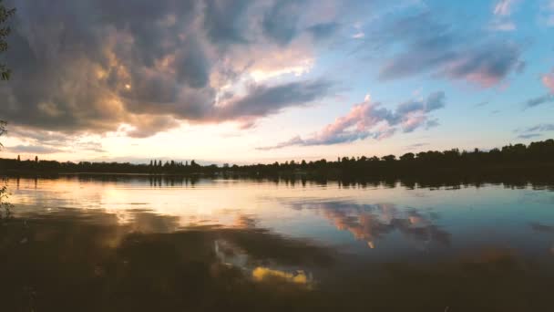 日没時 夜の湖の上の雲 — ストック動画