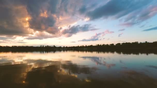 日没時 夜の湖の上の雲 — ストック動画