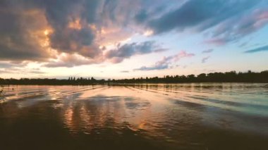 bulutlar üzerinde göl günbatımı de akşam.