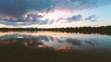 bulutlar üzerinde göl günbatımı de akşam.