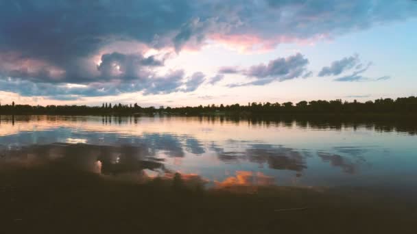 Σύννεφα Πάνω Από Λίμνη Απόγευμα Στο Ηλιοβασίλεμα — Αρχείο Βίντεο