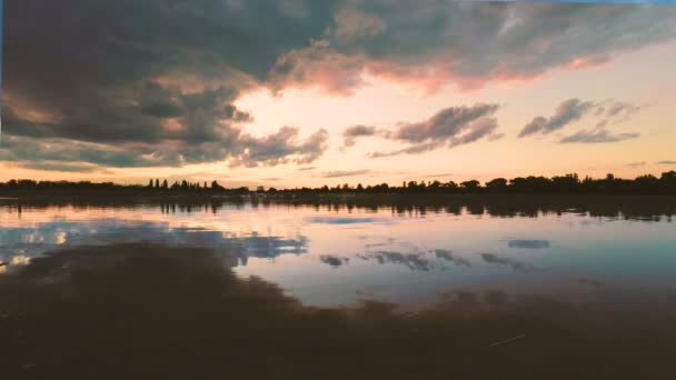 Nubes Sobre Lago Por Noche Atardecer — Vídeos de Stock