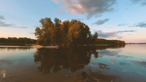 Man Vattenskoter Vid Sjön Kvällen Vid Solnedgången — Stockvideo