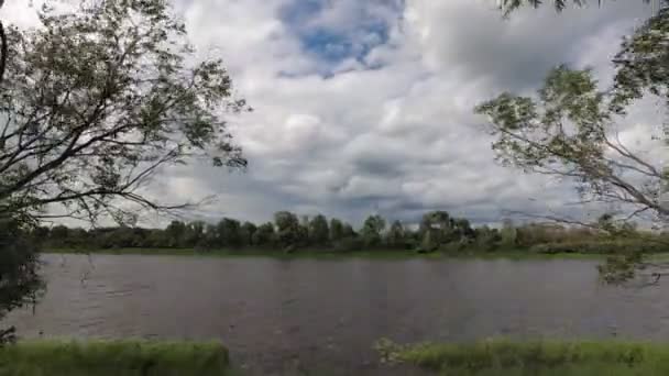 Wolken Ziehen Sommer Über Den Fluss — Stockvideo
