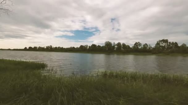 Nubes Nadan Sobre Río Verano — Vídeo de stock