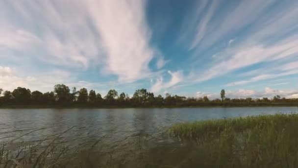 Chmury Pływać Przez Rzekę Lecie — Wideo stockowe