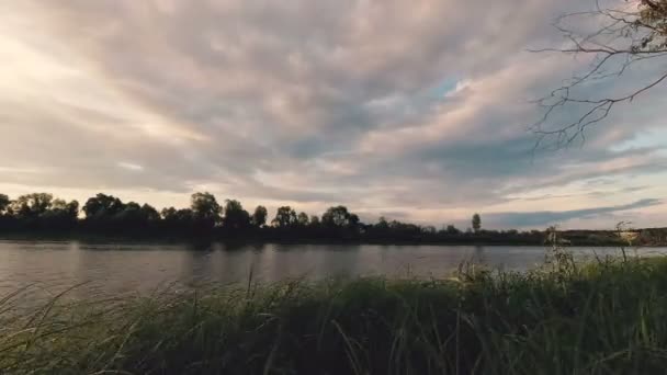 Chmury Pływać Przez Rzekę Lecie — Wideo stockowe