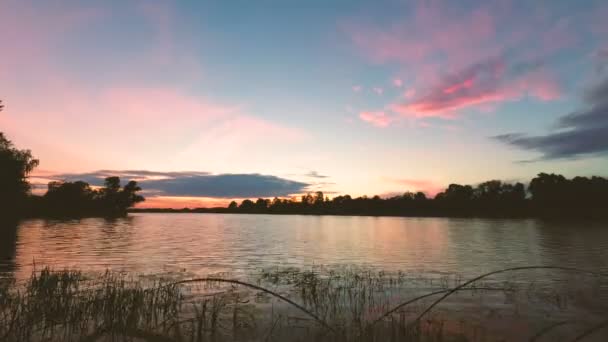 Létě Plavat Mraky Nad Řekou — Stock video