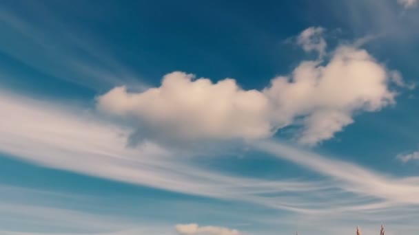 Fläckiga Moln Flyter Blå Himmel — Stockvideo