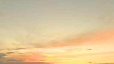 bulutlar float batımında parlak renklerde.