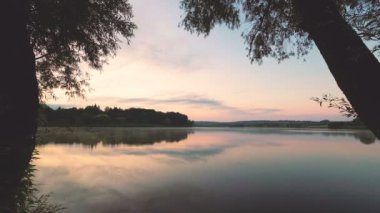 bulutlar bir sisli göl sabah yoğun bakımdan çıkacakmış..