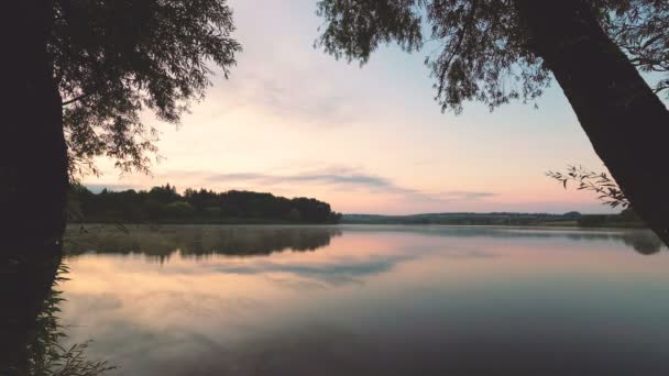 Nuages Déplacent Sur Lac Brumeux Matin — Video