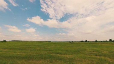 mera, yeşil çayır bulutlar ile mavi gökyüzü altında.