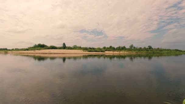 le courant d'une rivière sous un ciel bleu avec des nuages .