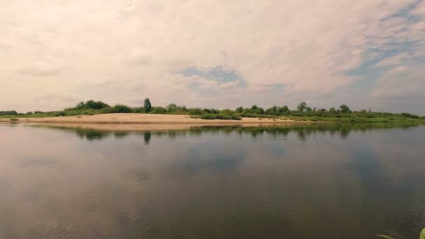 Nuvarande av en flod under en blå himmel med moln. — Stockvideo